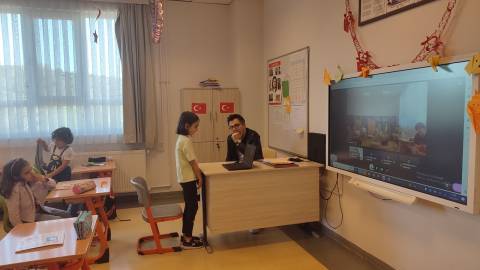 1.Sınıf Öğrencilerimiz Yazar Özge Özdemir ile Çevrimiçi Söyleşide Buluştu 