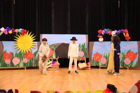 İlkokul–Ortaokul Öğrencilerimiz Dünyaca Ünlü Müzikal ve Tiyatro Oyunlarını Sergilediler 