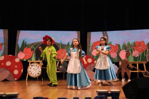 İlkokul–Ortaokul Öğrencilerimiz Dünyaca Ünlü Müzikal ve Tiyatro Oyunlarını Sergilediler 