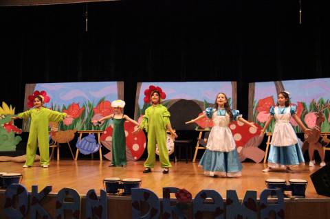 İlkokul–Ortaokul Öğrencilerimiz Dünyaca Ünlü Müzikal ve Tiyatro Oyunlarını Sergilediler 