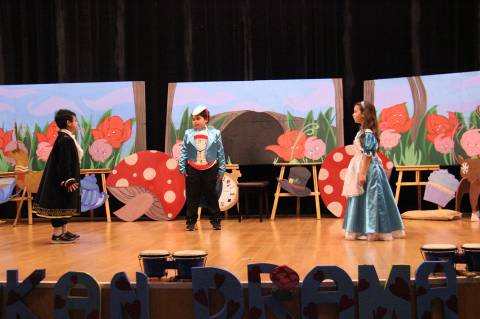 İlkokul–Ortaokul Öğrencilerimiz Dünyaca Ünlü Müzikal ve Tiyatro Oyunlarını Sergilediler 