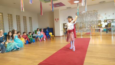 Kostüm Festivalinde Yaratıcılığımızı Kullanarak Dil Becerilerimizi Geliştirdik 