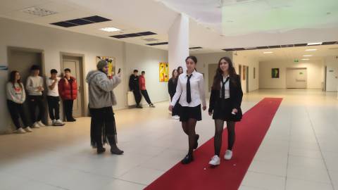 Kostüm Festivalinde Yaratıcılığımızı Kullanarak Dil Becerilerimizi Geliştirdik 