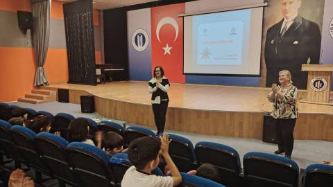 Öğrencilerimiz Çocuk Hakları Sunumunda Haklarını Öğrendiler 
